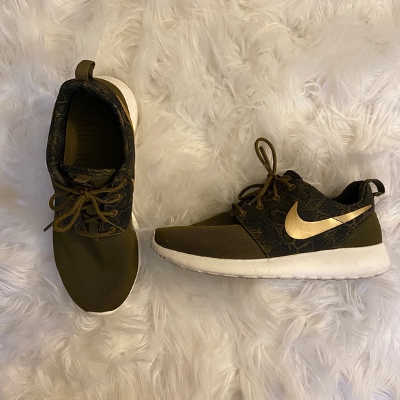 nike roshe one print green